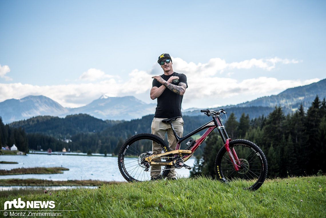Bei der Downhill-Weltmeisterschaft in Lenzerheide ging Irm auf einem von seinem Mechaniker in Nationalfarben lackierten YT Tues an den Start