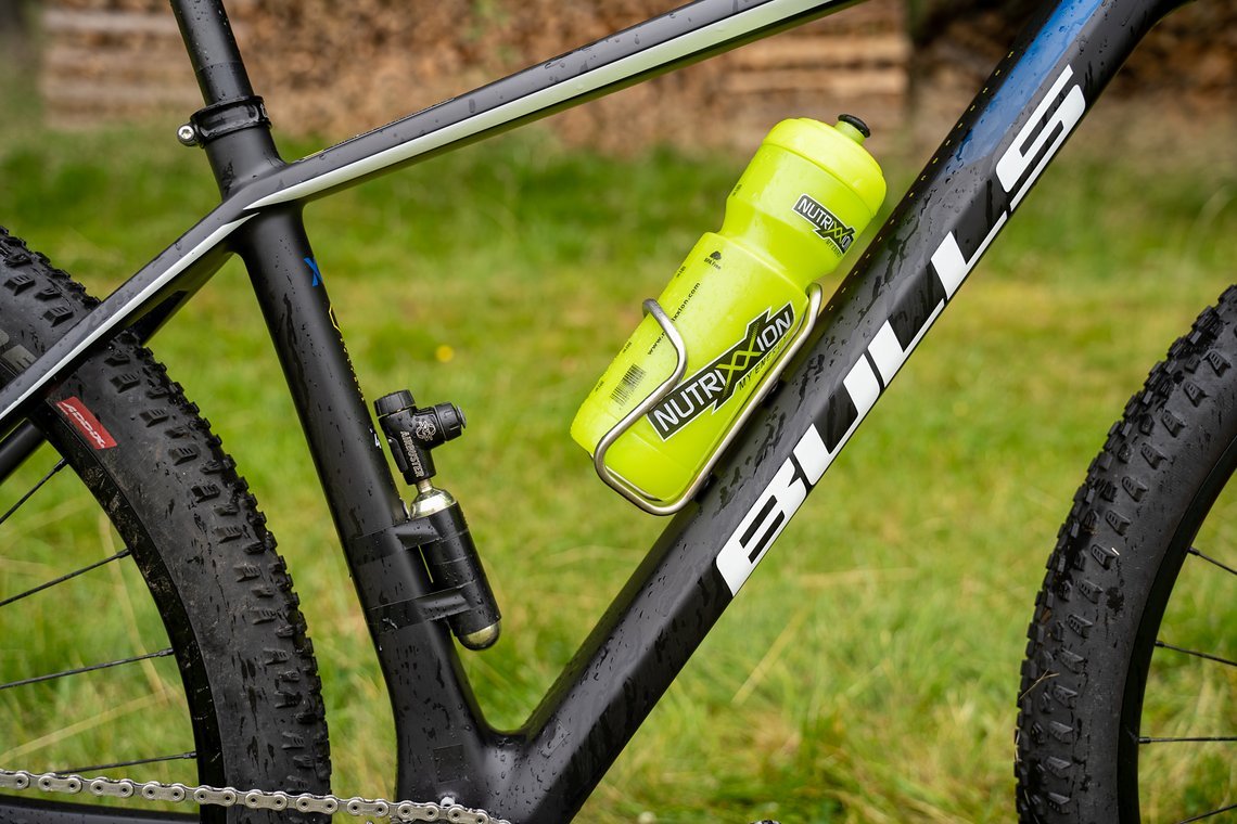 Ob eine große Flasche mit 0,7 Liter Flüssigkeit auf bis zu 112 km mit ein paar Feedzonen ausreicht wagen wir mal zu bezweifeln, aber das wird man beim Team Bulls von Etappe zu Etappe je nach Profil und Strecke ändern