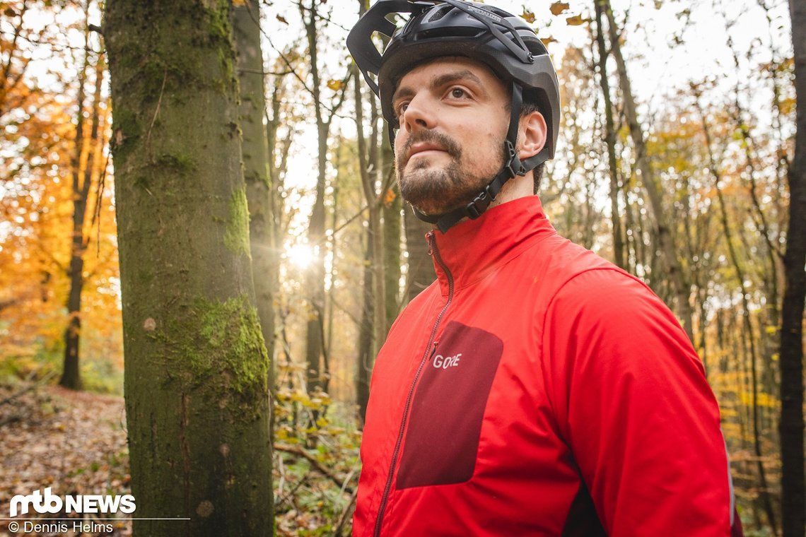 Feuerrot und mit den besten Membranen ausgestattet: Die Gore C5 Windproof Insulated Jacket kostet 259,95 € und wiegt knapp 400 Gramm.