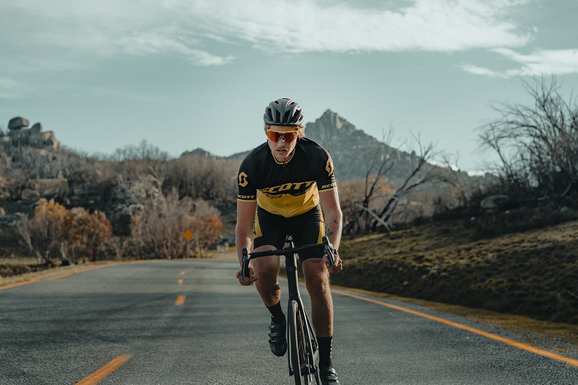 Auch Rennradfahren gehört zur Trainingsroutine vieler Downhill-Profis.