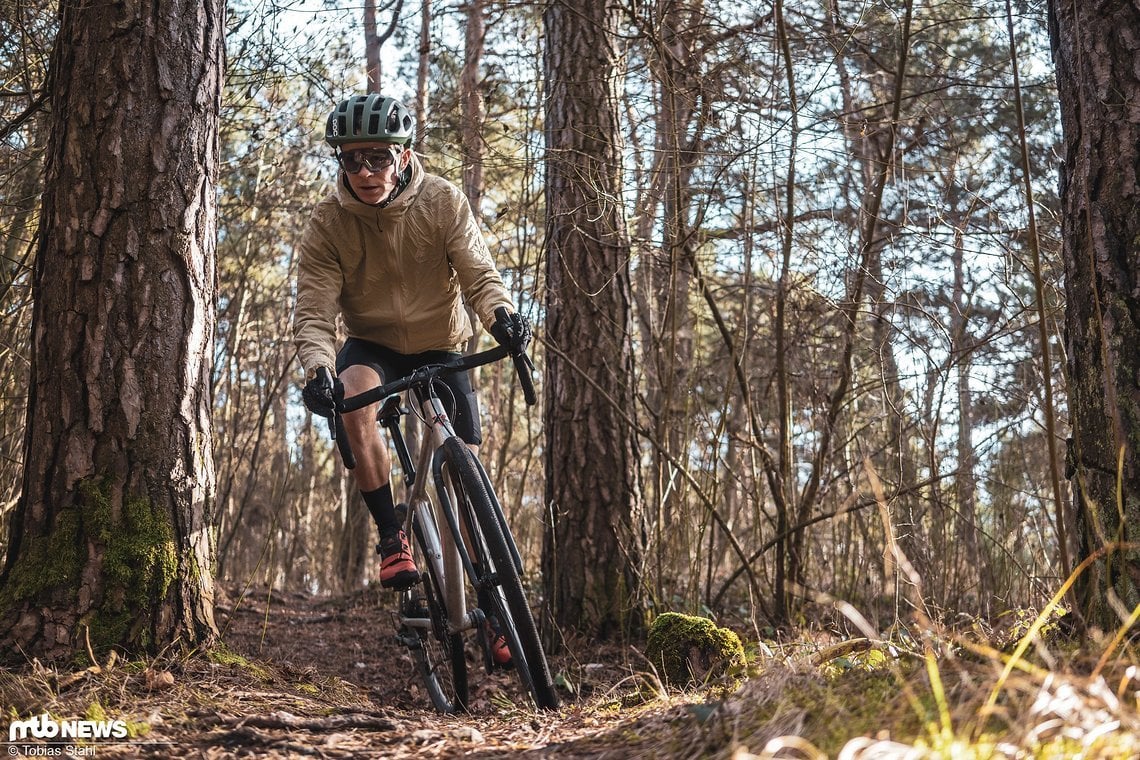 Durch den hohen, breiten Lenker und den langen Radstand fühlt man sich selten schnell