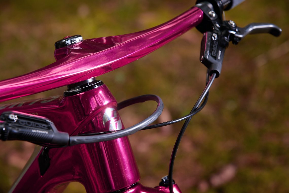 Kombiniert wird der glänzende Silberton mit Pink.