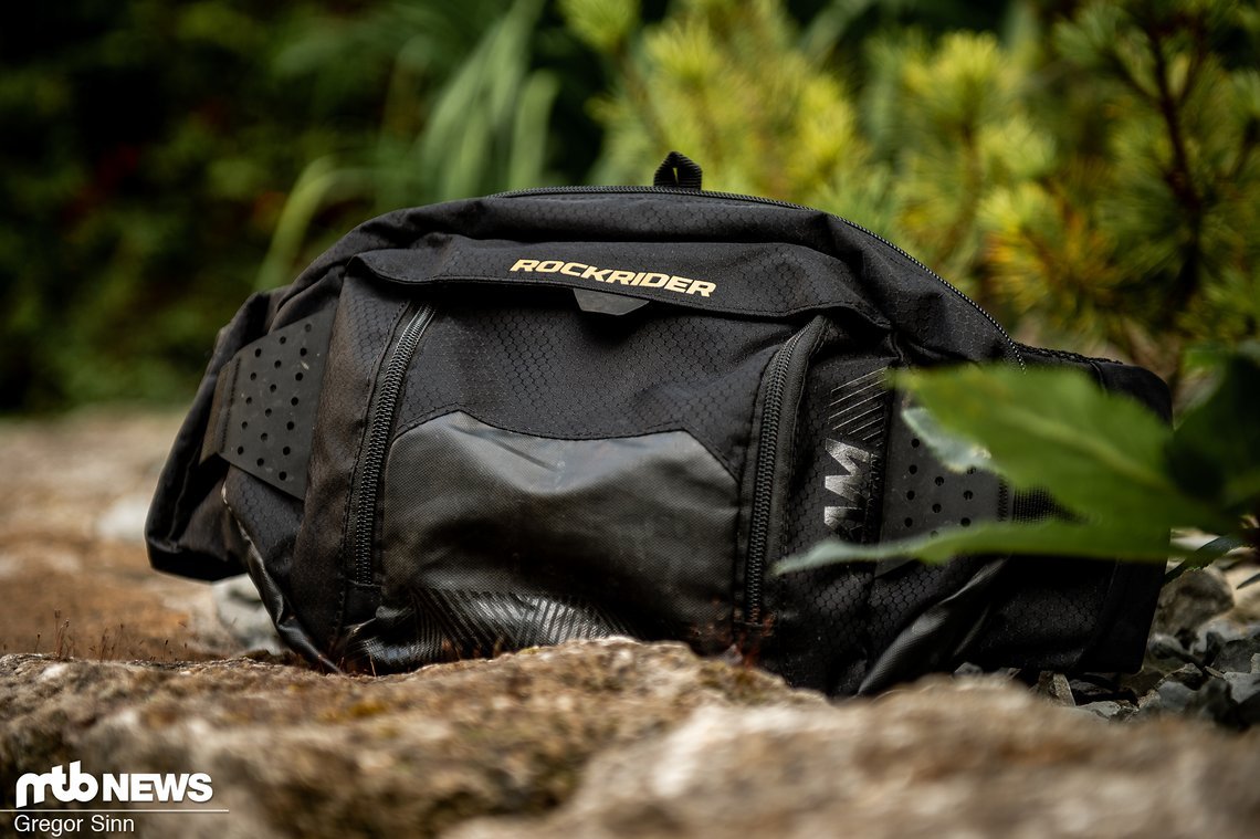 Für knapp 40 € bekommt man beim Sportriesen Decathlon ein Hipbag samt 1,5 l-Trinkblase.