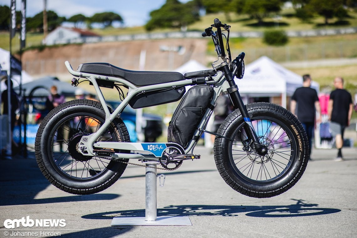 Das 101 Bikes Seaside ist ein E-Bike mit genug Platz für einen Sozius – im BMX-Style.