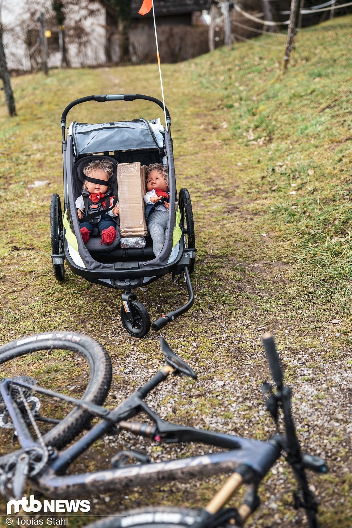 Alle einsteigen, bitte. Keine Sorge: der kleine Max bekommt auch noch sein Smartphone, mit dem wir die Messungen der Beschleunigung am Kopf durchführen