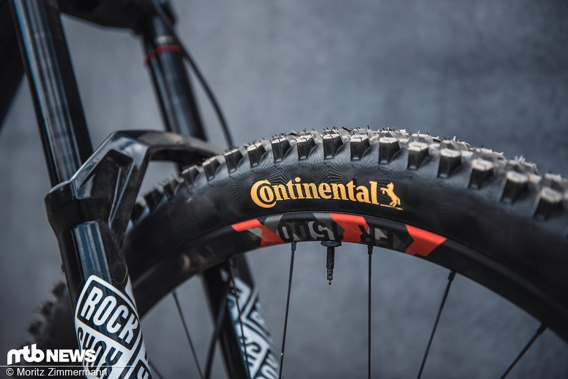 Neuerdings ist das Team in diesem Jahr nicht mehr auf Maxxis, sondern auf Reifen von Continental unterwegs