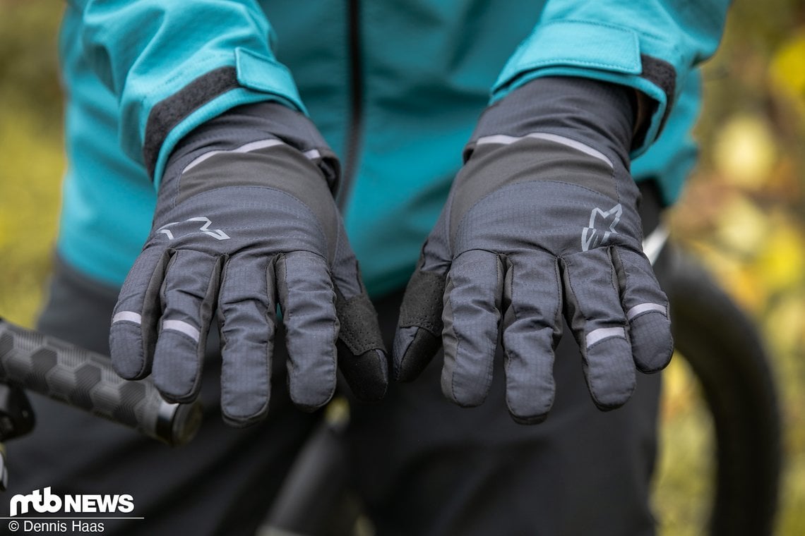 Die wasserdichten Handschuhe verfügen über reflektierende Details …