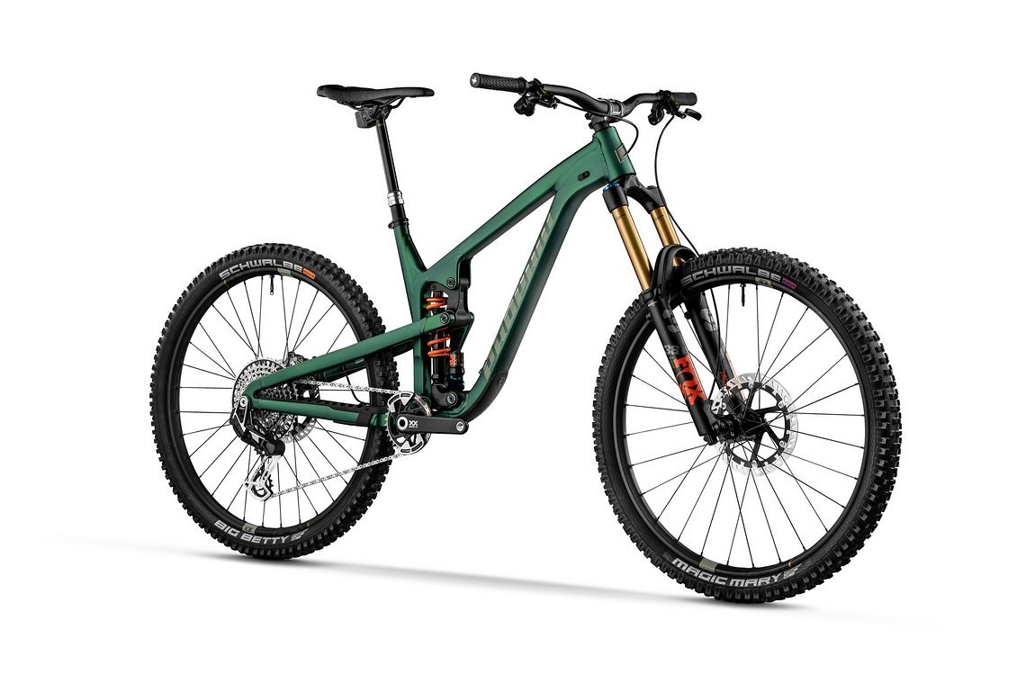 Neben dem von uns getesteten, überarbeiteten Carbon-Rad gibt es den vom Vorgänger unveränderten Alu-Rahmen, der sogar mit 200 mm-Doppelbrücken-Gabeln bestückt werden kann.