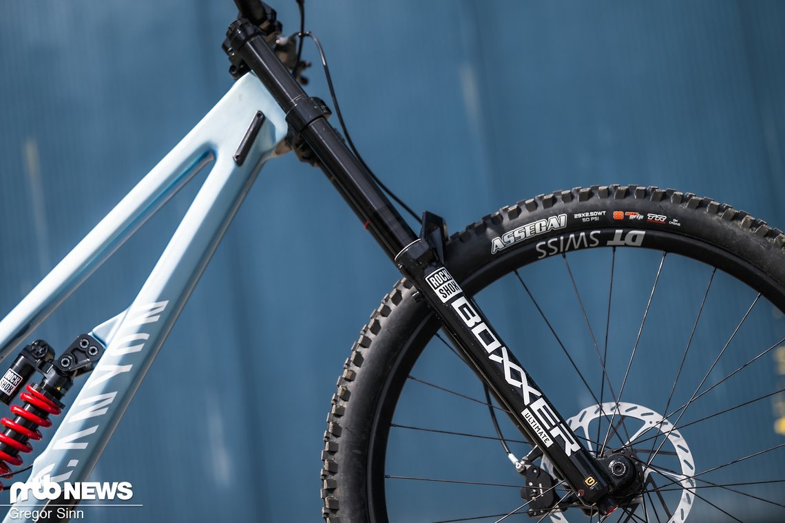 An der Front des Canyon Sender CFR Team ist eine RockShox Boxxer Ultimate verbaut.