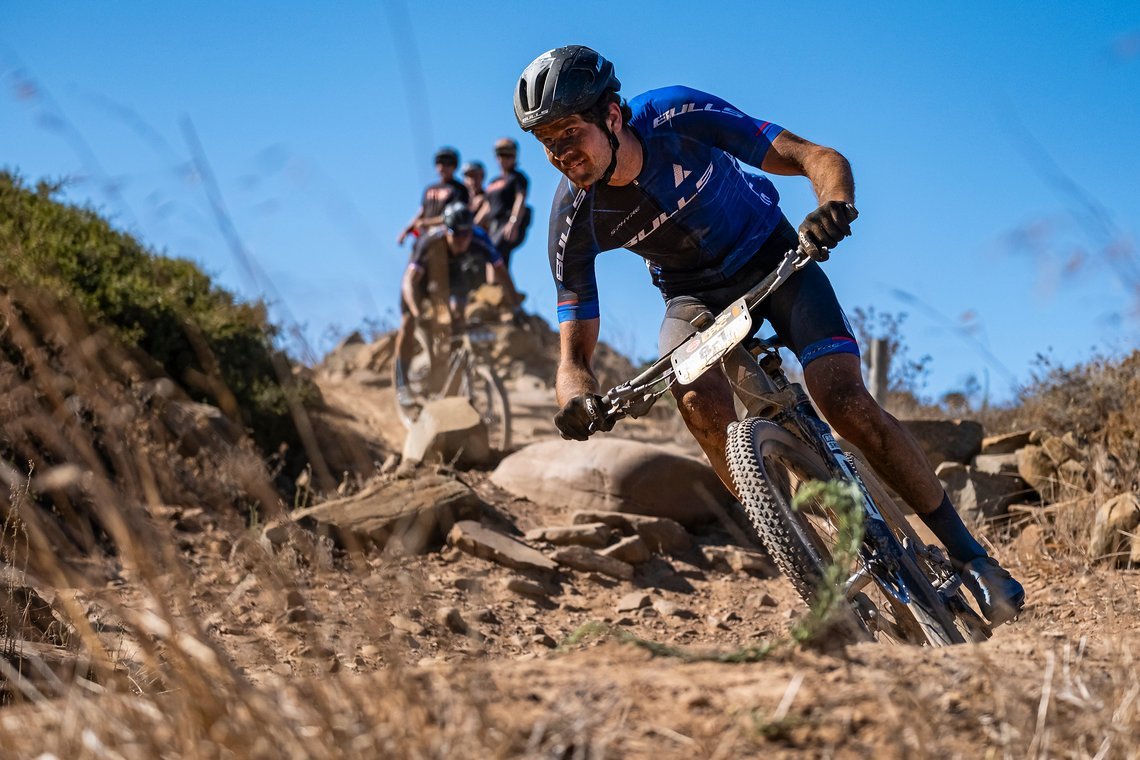 Simon Schneller drückt im Downhill aufs Gas. Der deutsche Bulls-Pilot kommt immer besser in Fahrt und ist ein im weiteren Verlauf des Cape Epic defintiv ein Fahrer für die Platzierungen ganz vorne.