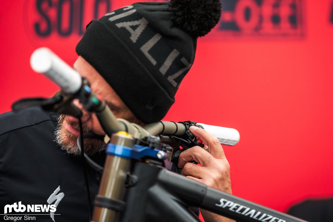 Loïc Brunis Mechaniker Jack hat das System gerade verkabelt und überprüft mit dem Gehör die Funktion.