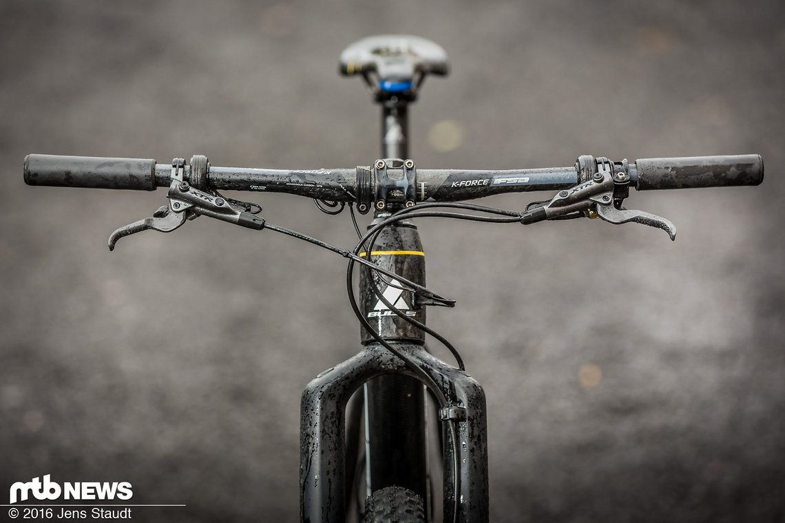 Aufgeräumtes Cockpit: Trotz etlichen Kabeln der elekritschen Schaltung hinterlässt die Steuerzentrale einen sauberen Eindruck.