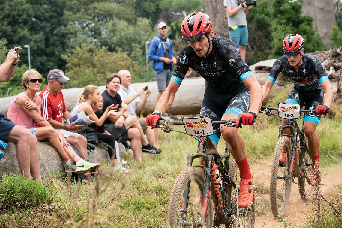 Matthew Beers und Alan Hatherly aus Südafrika waren die Überraschung des Tages. Lange hielt das einheimische Duo mit mit den Spitzenzeiten von Schurter und Forster mit. Ein Plattfuß am Ende des Prologs zerstörte alle Hoffnung auf ein Podiumsplatz