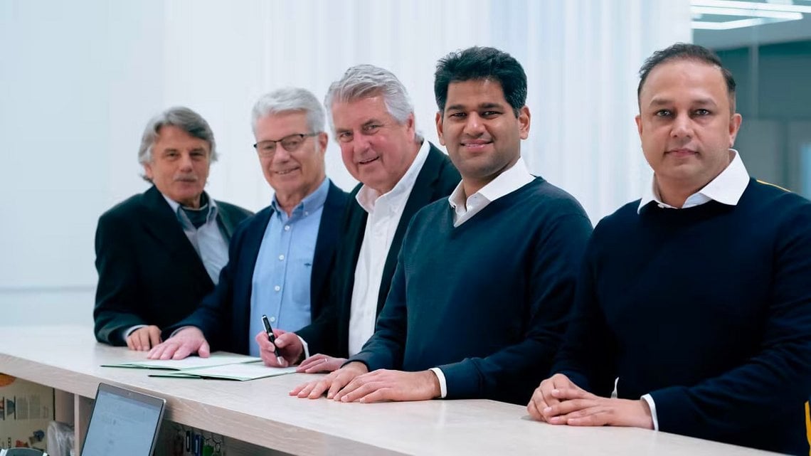 Die Verantwortlichen von TVS Motor und Ebco (von links): Sir Ralf Speth (TVS), Paul und Rick Stanforth von Ebco sowie Sudarshan Venu und Sharad Mohan Mishra (TVS)