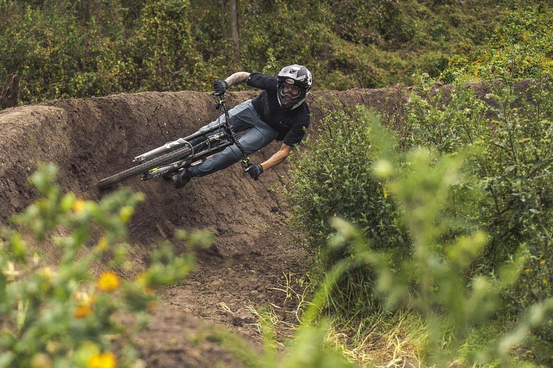 Surfing Trails in Ecuador – Nico Vink & William Roberts