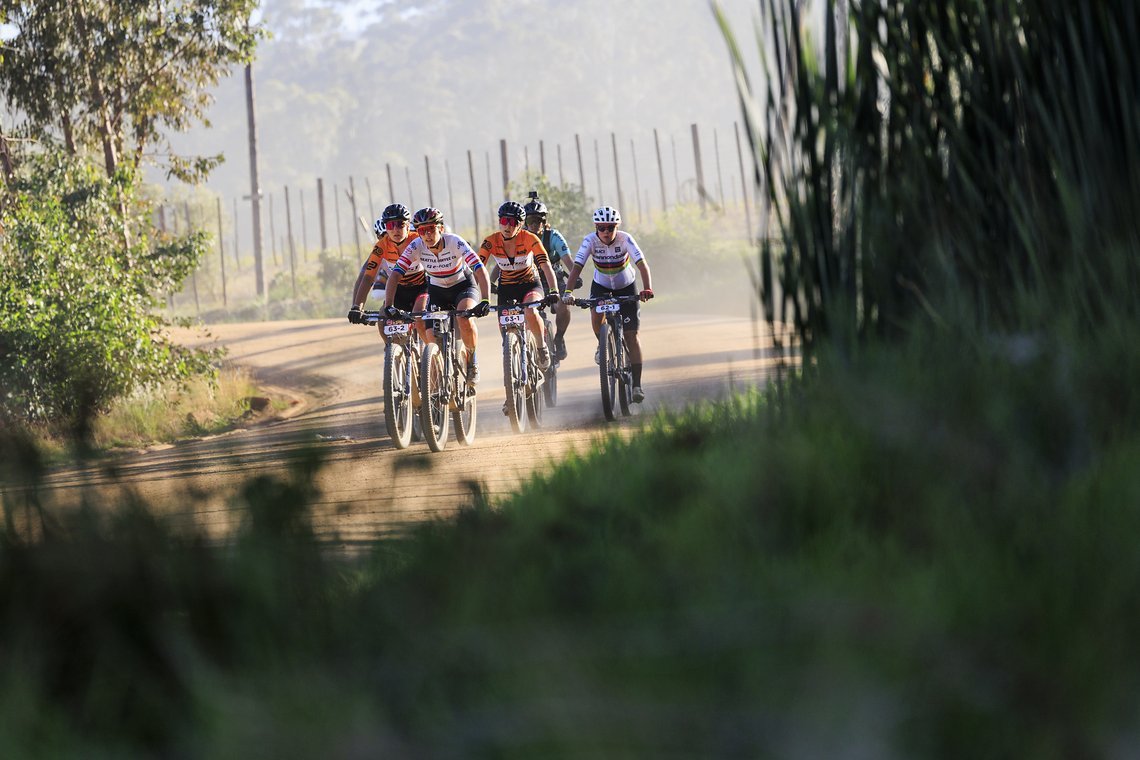Letztlich konnten sich aber erneut das Ghost Factory Racing-Team und das Cannondale Factory Racing-Team absetzen und den Sieg unter sich ausmachen.