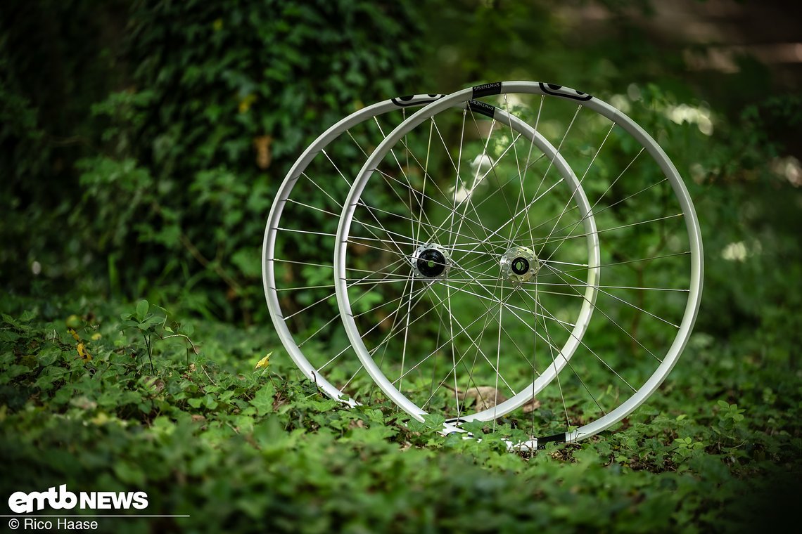 Mit den neuen Synthesis 2.0 stellt Crankbrothers seine überarbeitete Alu-Laufrad-Plattform vor.   Zu haben sind die Laufräder in Silber oder Schwarz im Komplettpaket ab rund 700 €.