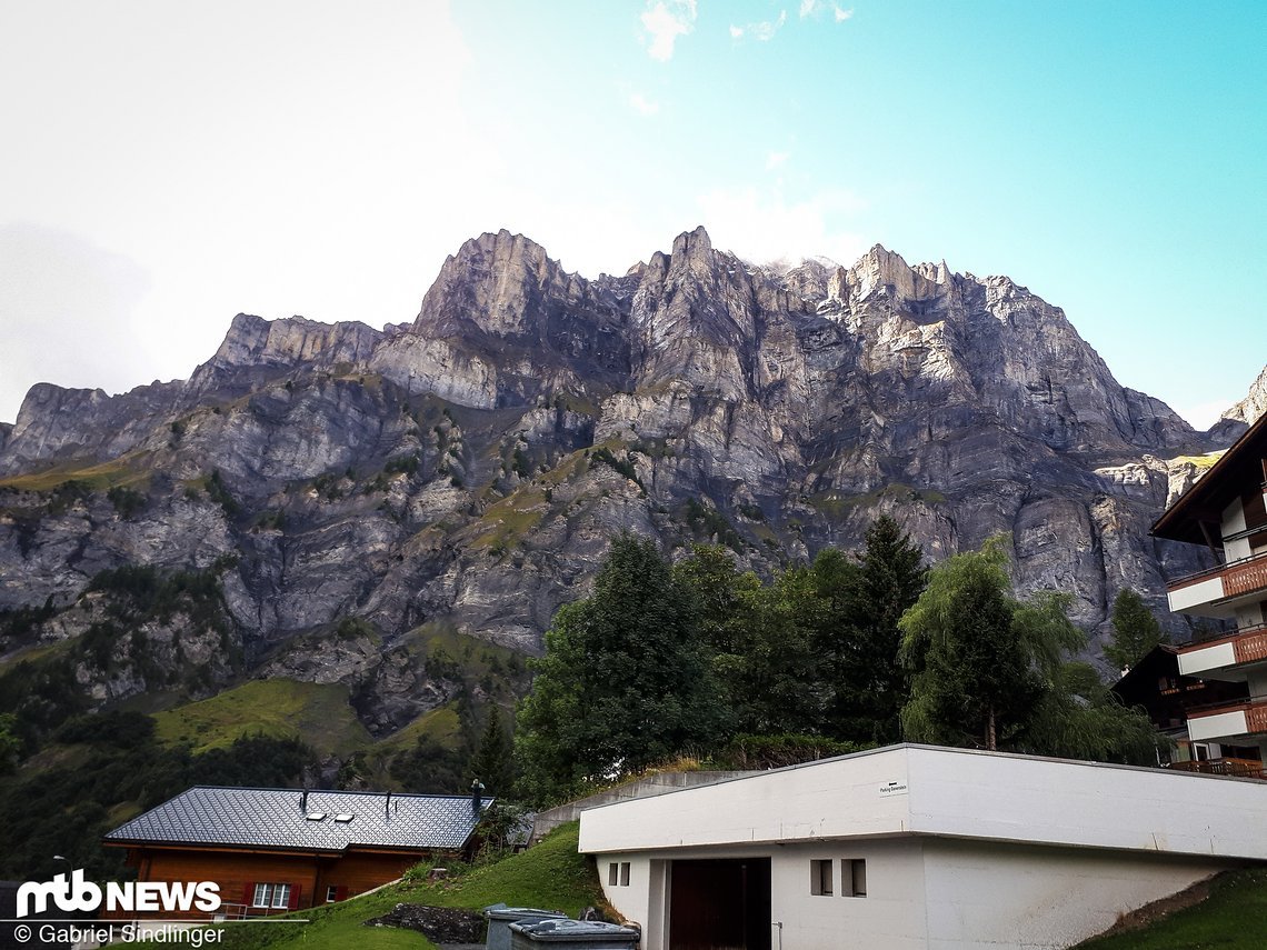 Willkommen in Leukerbad! Am letzten Anstieg hat es zwar geregnet, doch nach wenigen Minuten im Ziel blickte schon wieder Sonne hervor. Willkommen in Leukerbad! Am letzten Anstieg hat es zwar geregnet, doch nach wenigen Minuten im Ziel blickte schon wieder Sonne hervor.