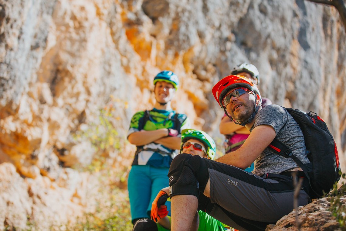 pyrenees-orientales-altitude-adventures-mtb-outsideisfree-group-rocks