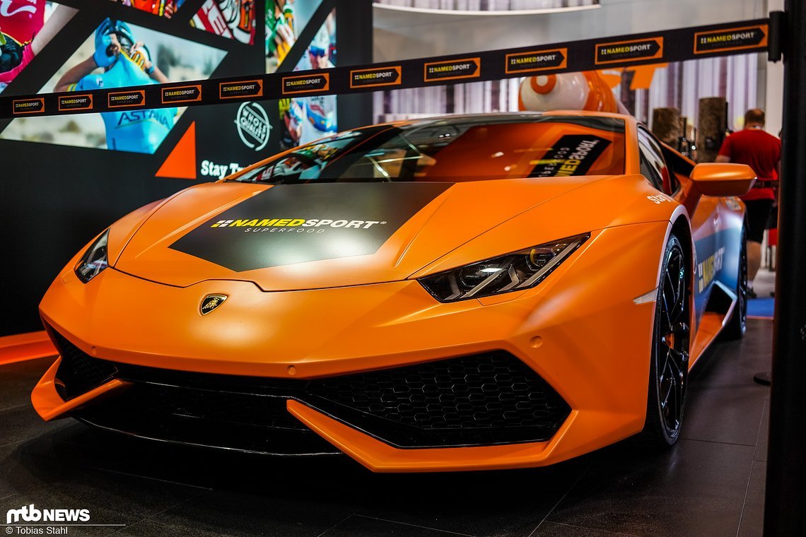 Man nehme eine überdimensionale Trinkflasche und schnelle sie auf einen Lambo