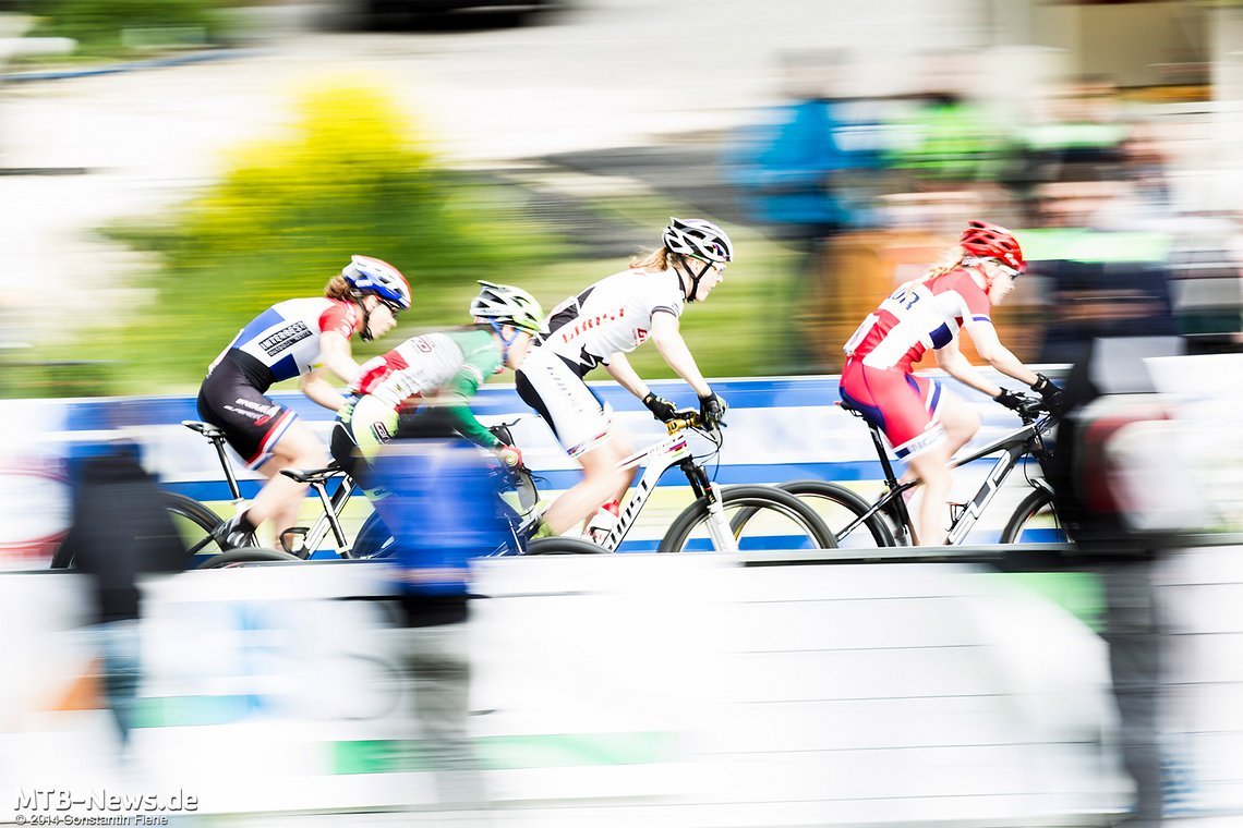 2013 sicherten sich Alexandra Engen (Bildmitte, weißes Trikot) und Daniel Federspiel in Albstadt den Sieg