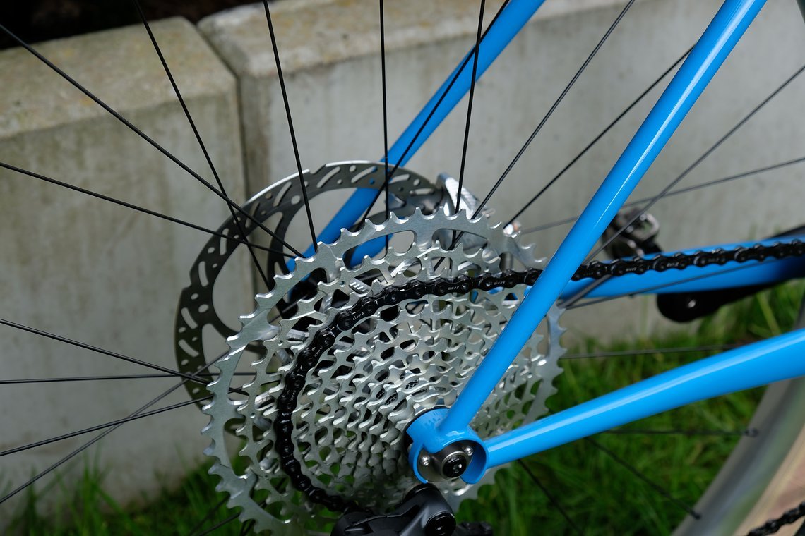 Zur aufgeräumten Optik trägt die kabellose SRAM GX1 Eagle AXS bei