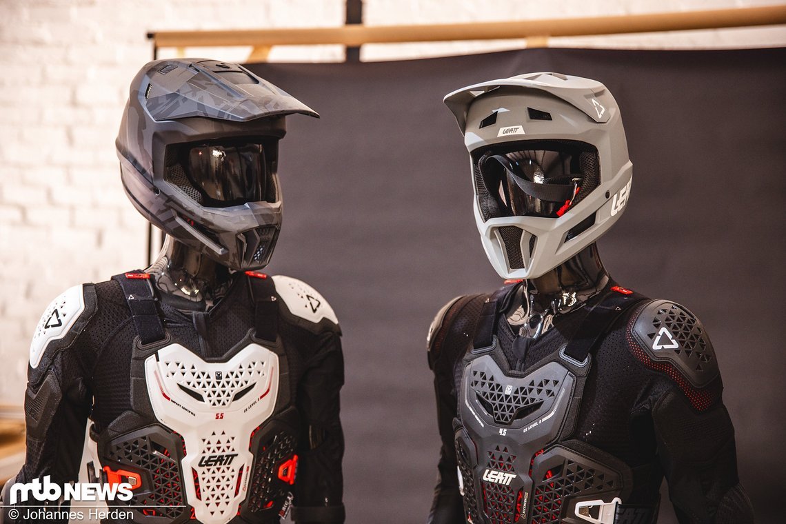 Das sind nicht Daft Punk, sondern zwei Modelle im großen Foto-Bereich für die Ganzkörperaufnahmen.