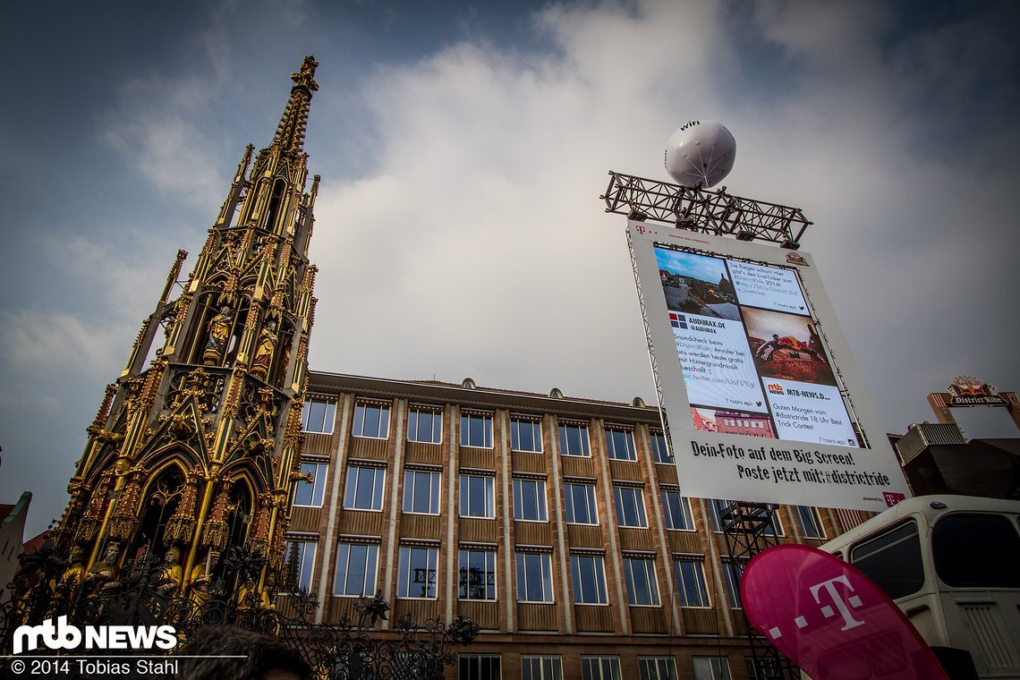 #districtride - wer unter diesem Hashtag auf Facebook, Twitter oder Instagram postet, kommt direkt auf den großen Bildschirm der Telekom auf dem Hauptmarkt