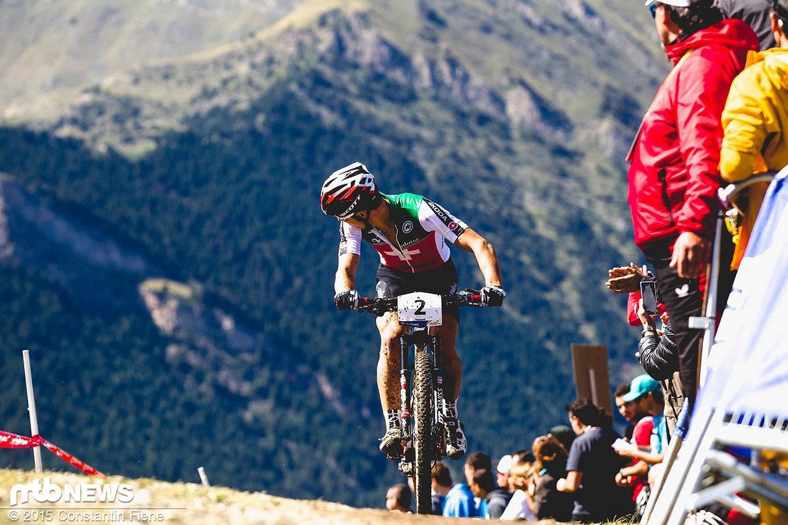 An der "Wall" setzt sich Nino ab, nachdem er im Downhill einige Meter Vorsprung heraus fahren konnte. Ein kritischer Blick zurück, doch Julien ist nicht in Sicht.