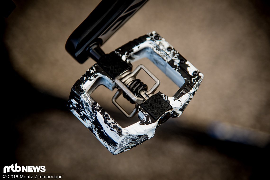 Monochrome Farbspiele bei den Klickpedalen von Crankbrothers.