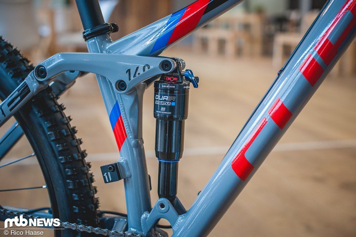 140 mm am Heck werden von einem auf Leichtgewichte abgestimmten SR Suntour-Dämpfer verwaltet.