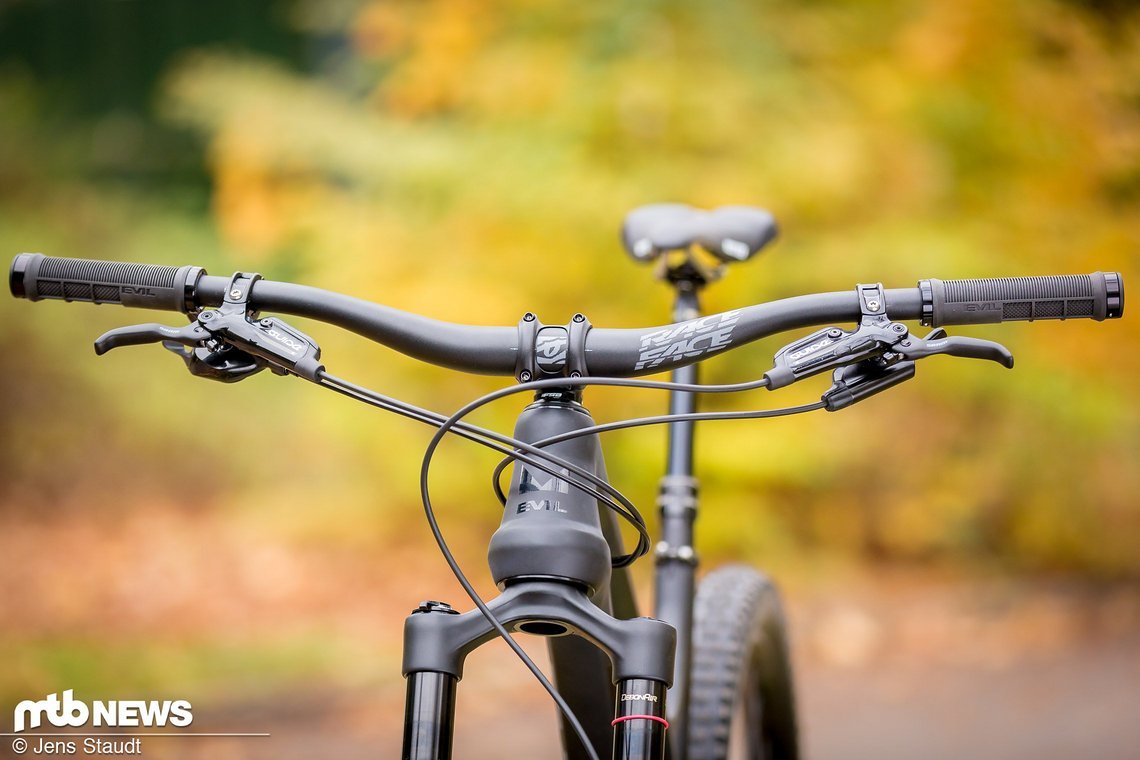 Setzen viele Hersteller vor allem beim Cockpit auf eigene Anbauteile, verbaut Evil nur eigene Griffe