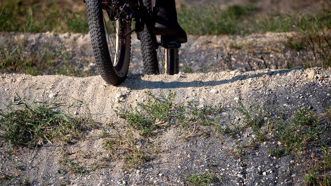 Im Sommer muss der Pumptrack regelmäßig geshapet werden. Aktuell kommen die Vereinsmitglieder kaum hinterher. War es das, was Kohl mit "blühenden Landschaften" meinte?