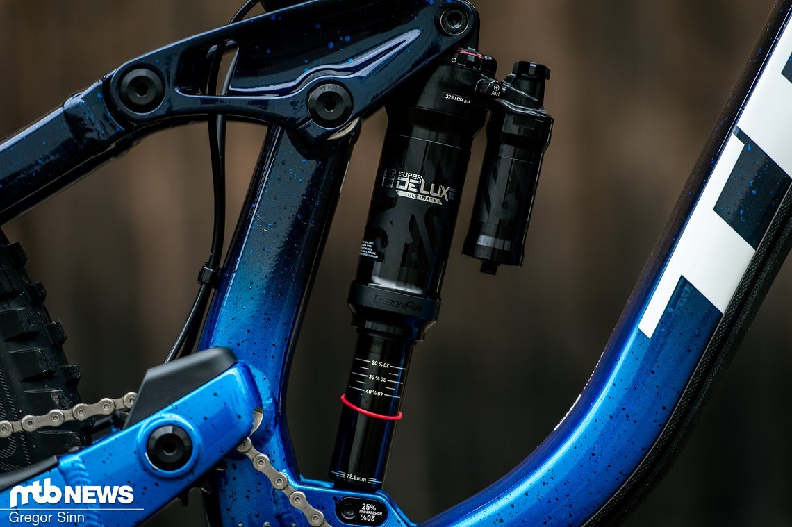 Kombiniert wird diese mit dem passenden RockShox Super Deluxe Ultimate-Luftdämpfer am Heck.