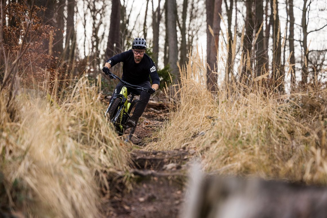 Linkskurven mag das Spectral sehr gerne, Rechtskurven ebenso. Im schwächsten KIS-Setting fährt sich das neue Trail-Bike sehr intuitiv und man benötigt praktisch keinerlei Eingewöhnungszeit.