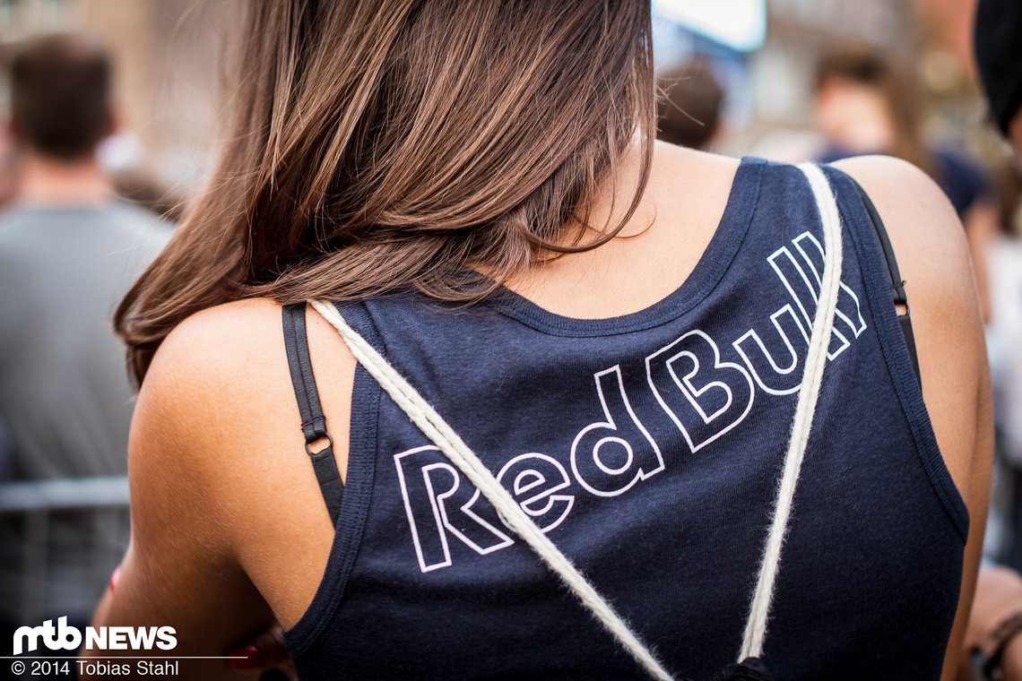Red Bull wohin das Auge blickt - für den Flüssigkeitshaushalt der Besucher ist gesorgt!
