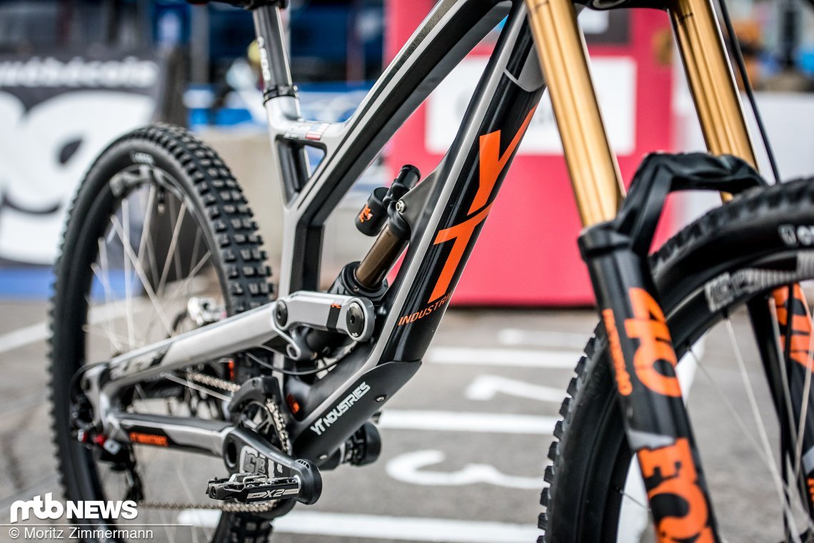 Aaron fährt nach eigenen Angaben ein komplett reguläres YT Tues CF in Größe XL Aaron fährt nach eigenen Angaben ein komplett reguläres YT Tues CF in Größe XL