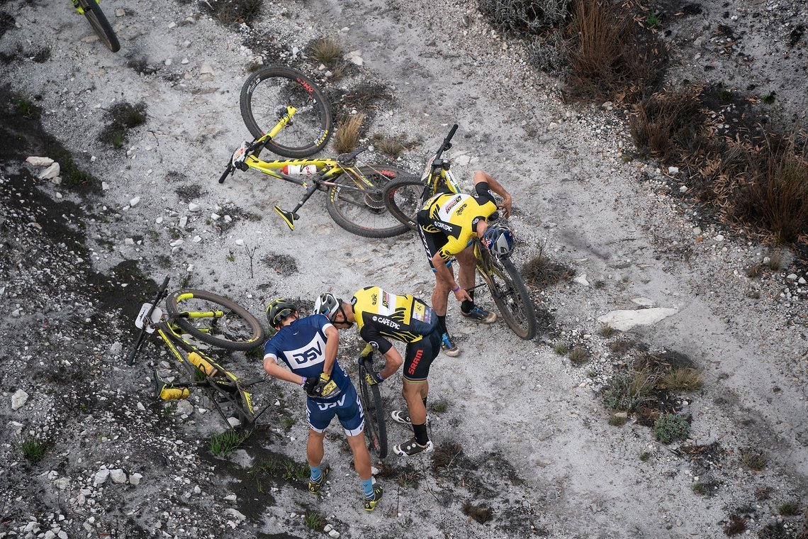 Defekte beeinflussen das Cape Epic wie kaum ein anderer Faktor: Heiß debattiert werden immer wieder die Rolle der Backup-Teams, die wie in diesem Fall Ersatzmaterial den topgesetzten Teams im Falle eines Defekts zur Verfügung stellen