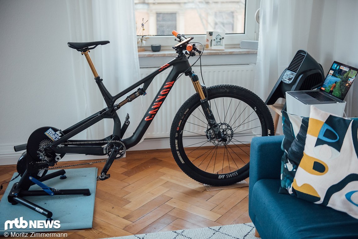 Im Herbst und Winter leidet das Fahrrad oft unter den matschigen Bedingungen. Im eigenen Wohnzimmer bleibt es hingegen gut in Schuss