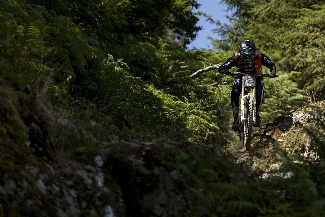 Auch kurz vor dem Ziel war die Strecke beinhart und mehr Felsgarten als Mountainbike-Strecke. Ungerührt dessen stapfte Matteo Iniguez hier sehr fix durch.