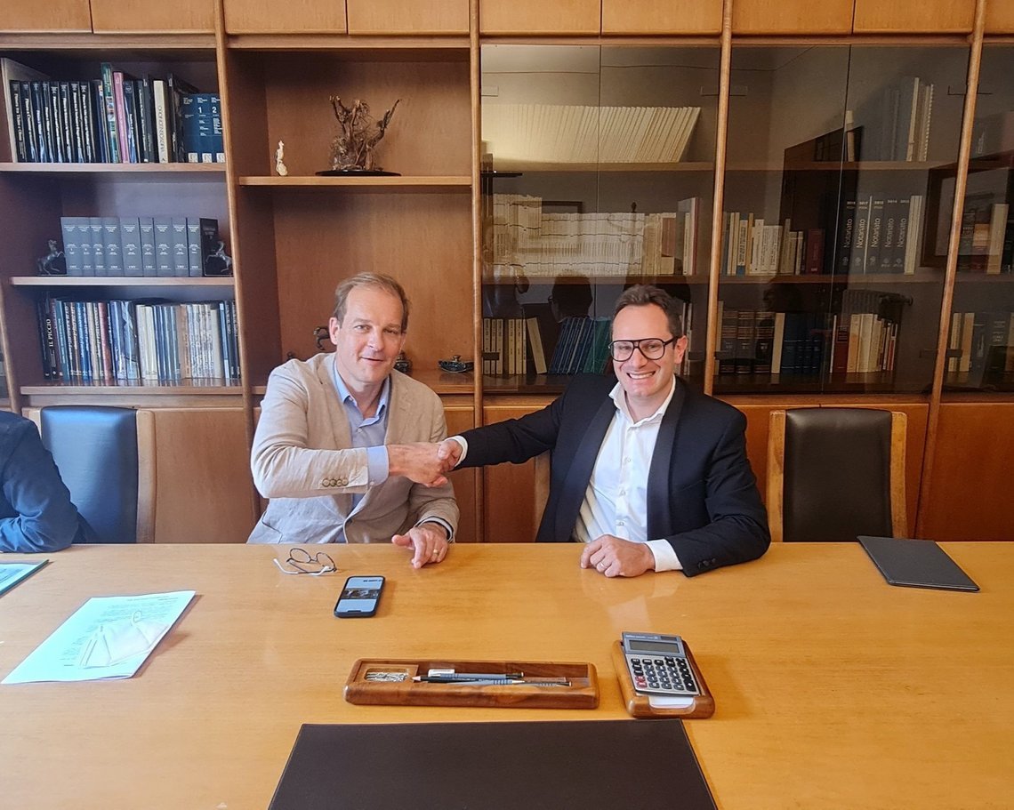 Vittoria-CEO Stijn Vriends (links) und Deaneasy-Inhaber Alessandro Bonarotti besiegeln die nochmals vertiefte Kooperation.