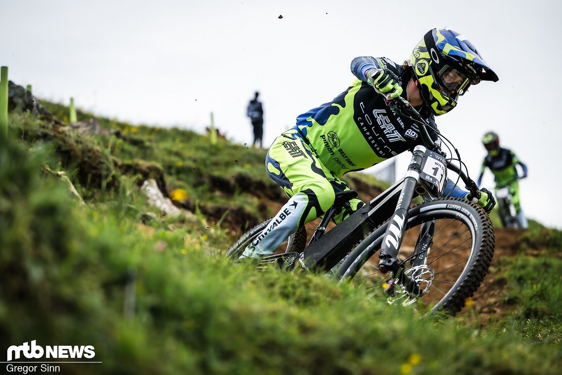 Dasselbe gilt für Reece Wilson, der in Leogang mit einem mysteriös abgedeckten Rad unterwegs war.