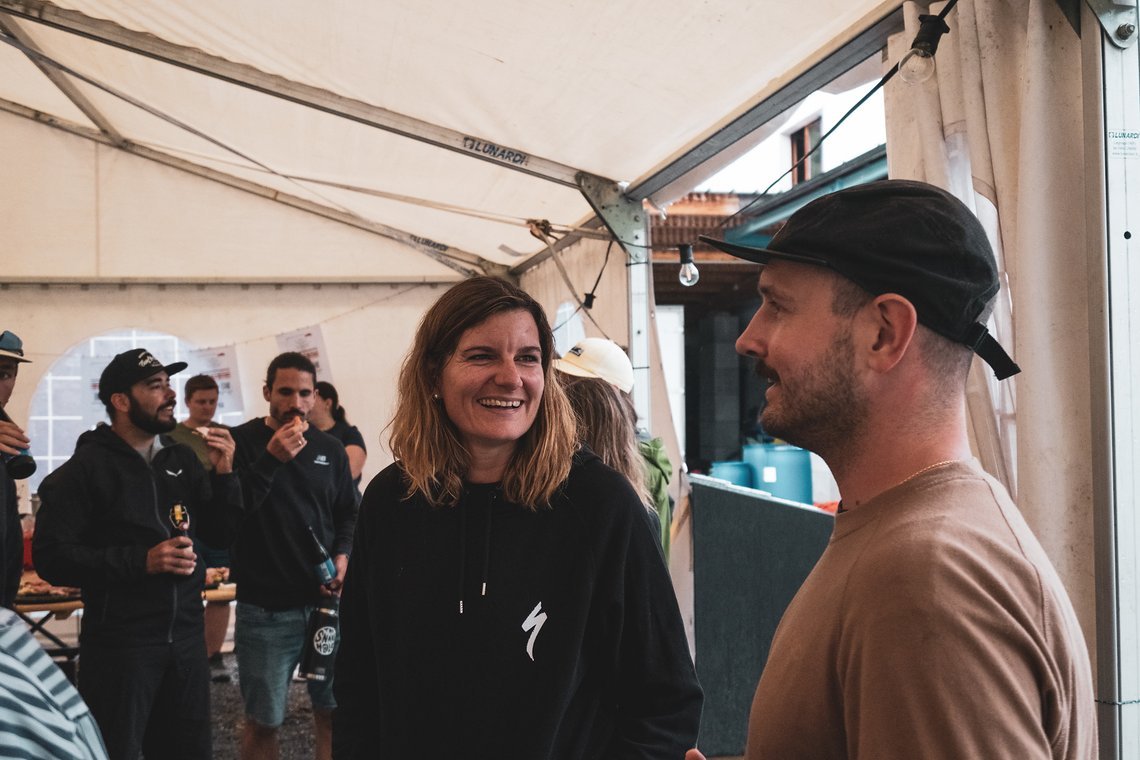 14 - Ridersbriefing a la Aventyr heißt vor allem feines Apero - leckere Snacks, kühles Bier und freundliches Kennenlernen  - Foto (c) Matthias Kennel :BikeMedia jpg