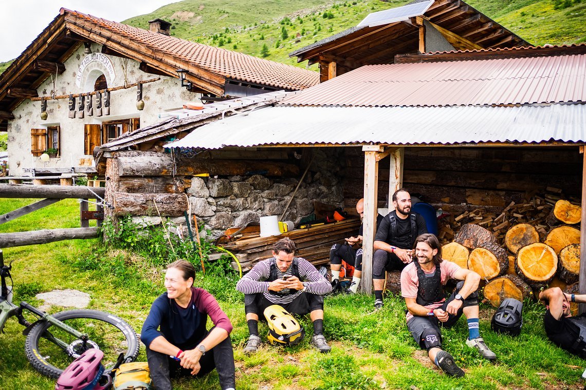 33 - Vor der letzten Stage hinunter ins Val Mustair gönnen wir uns eine Pause und genießen das Panorama  Mit gut 1600 hm zu Treten sind die Tage bei der Hitze auf alle Fälle anstrengend  - Foto (c) Max Schumann jpg