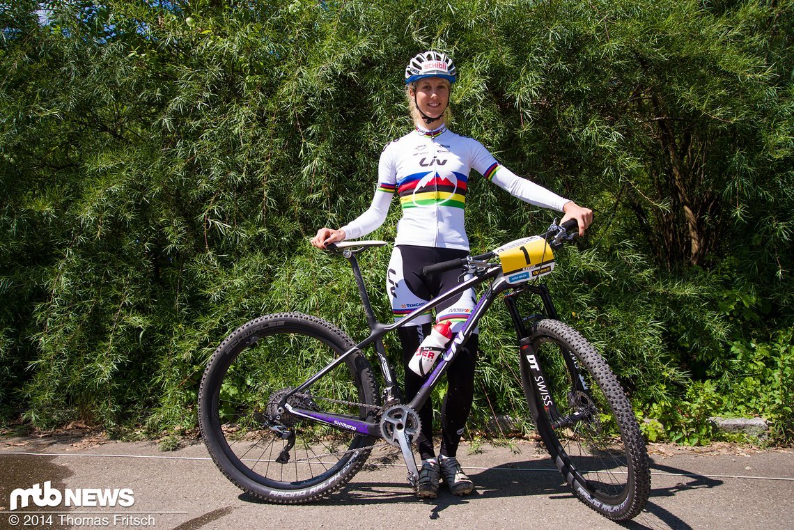 Jolanda Neff im U23-Weltmeistertrikot mit ihrem LIV Hardtail.