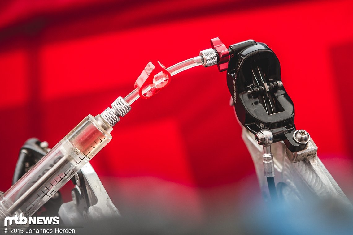 Das Tool wird in den Bremssattel eingeschoben und rastet mit einem hörbaren Knacken ein