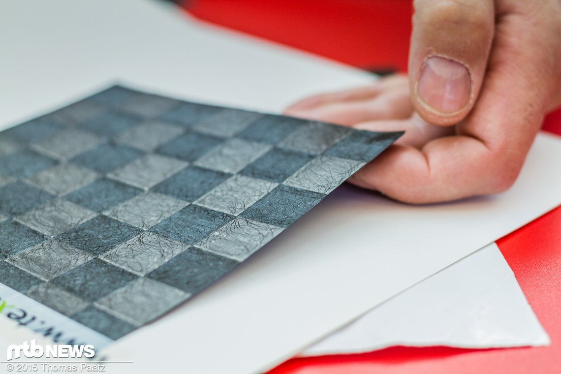 Das Textreme Material ist superleicht und bringt von Haus aus schon über Kreuz gelegte Carbonfasern mit, die durch Fasern in "Kringelform" ergänzt werden. Aus mehreren Arbeitsschritten wird so nur ein einziger.