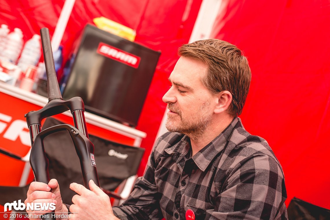 Jed Douglas von RockShox erklärt uns die neue Gabel