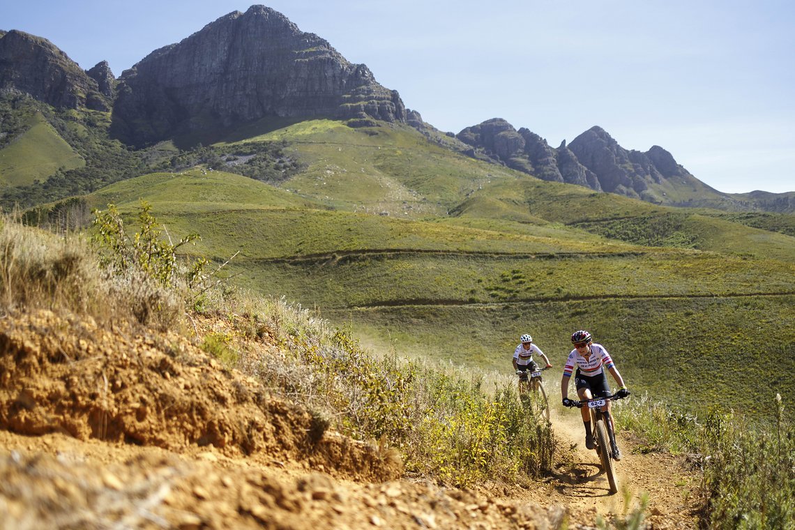 Die großen Favoritinnen auf den Gesamtsieg starteten mit Rang zwei ins Cape Epic 2024: Marathon-Weltmeisterin Mona Mitterwallner (hinten) und Marathon-Vizeweltmeisterin Candice Lill (vorne).