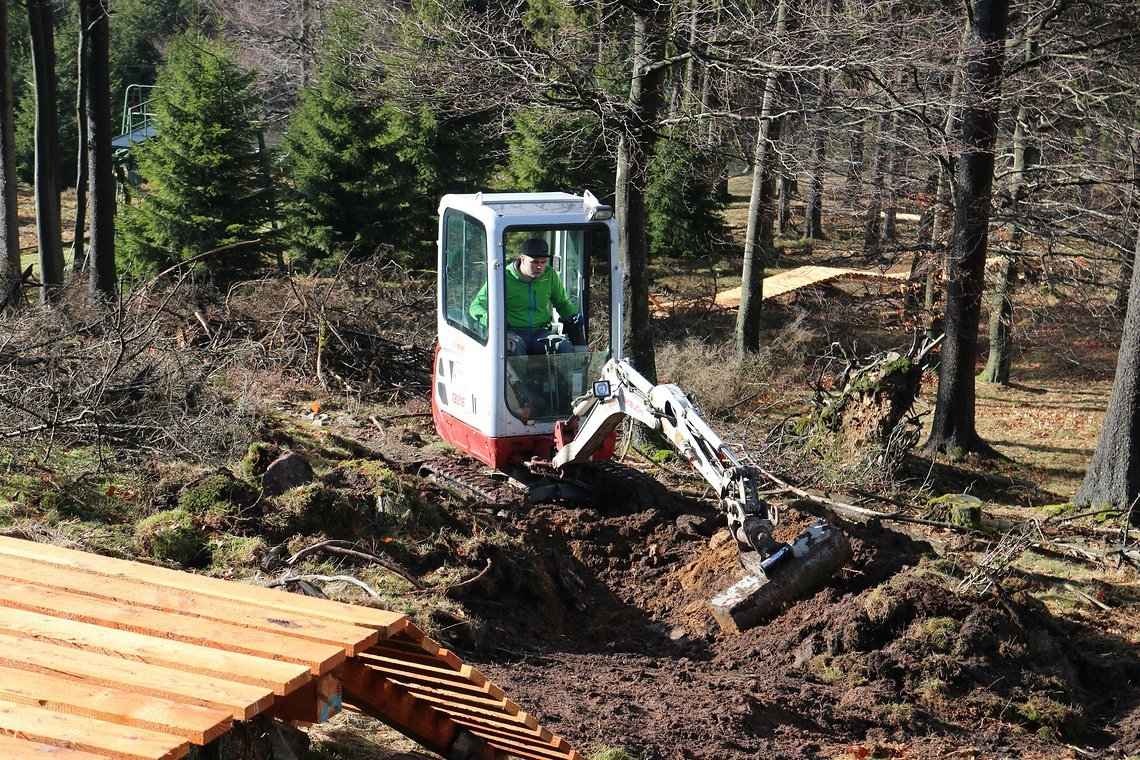 Beim Streckenbau kam auch der Bagger zum Einsatz